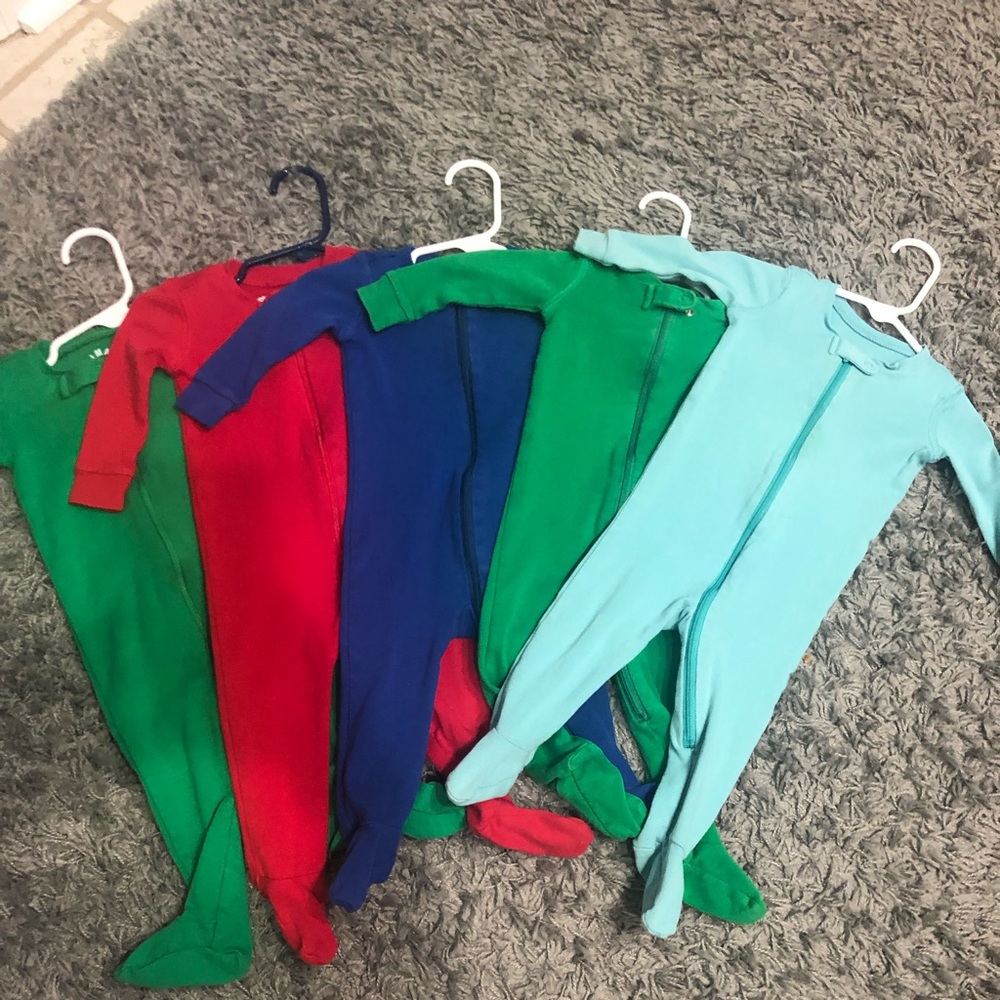 5 PRIMARY COLORS footed pjs 6-9 months